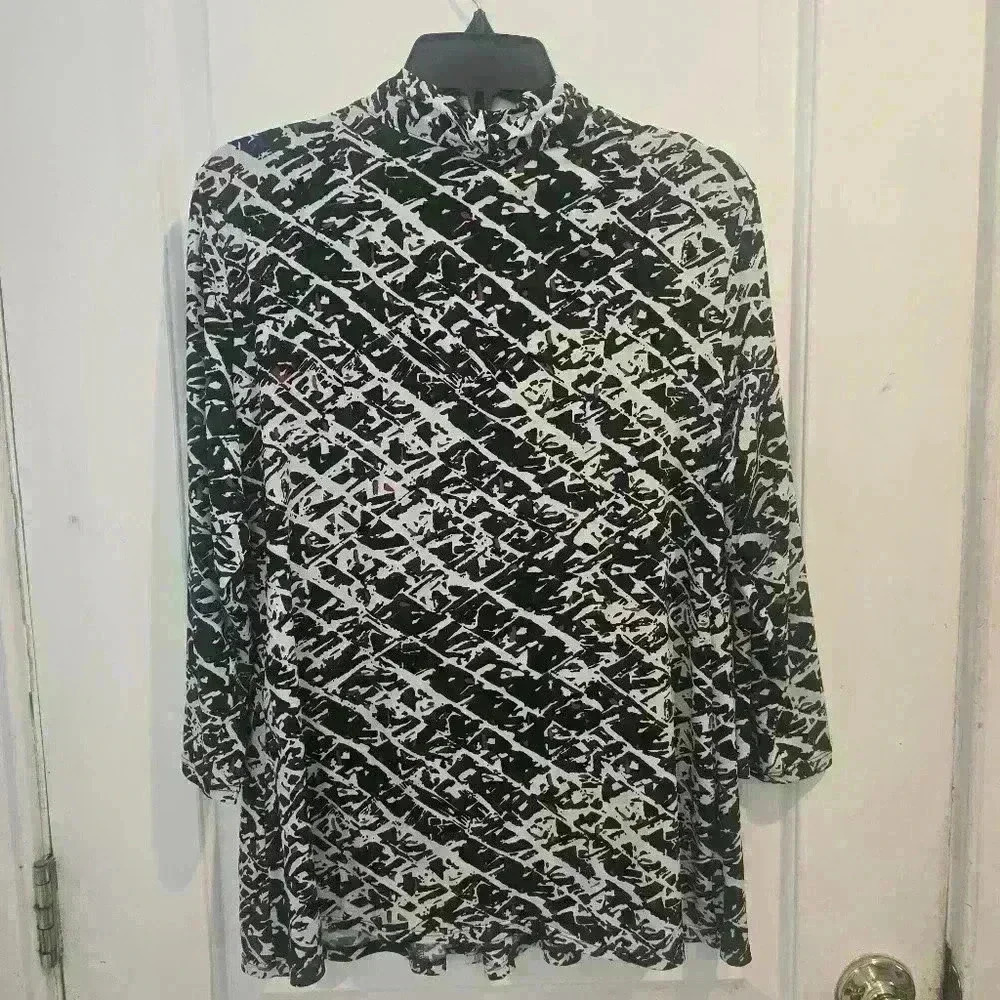 X117 Notation mock 2 piece black and red loose fit size large - Picture 7 of 8